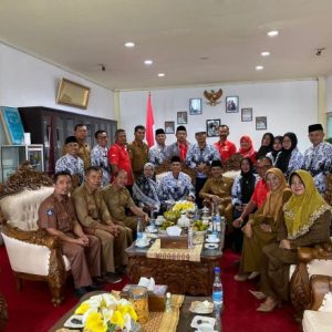 04_12_46_PGRI-Sumbar-dan-PGRI-Kabupaten-Kota-Apresiasi-Bupati-Safaruddin-585x439-1